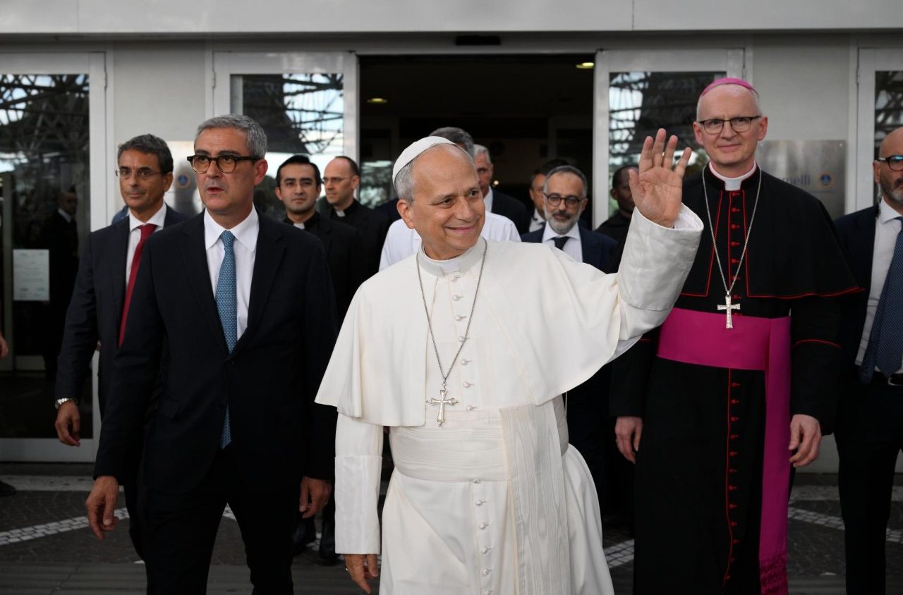 Đức Thánh Cha Lêô XIV xuất viện, trở về Vatican