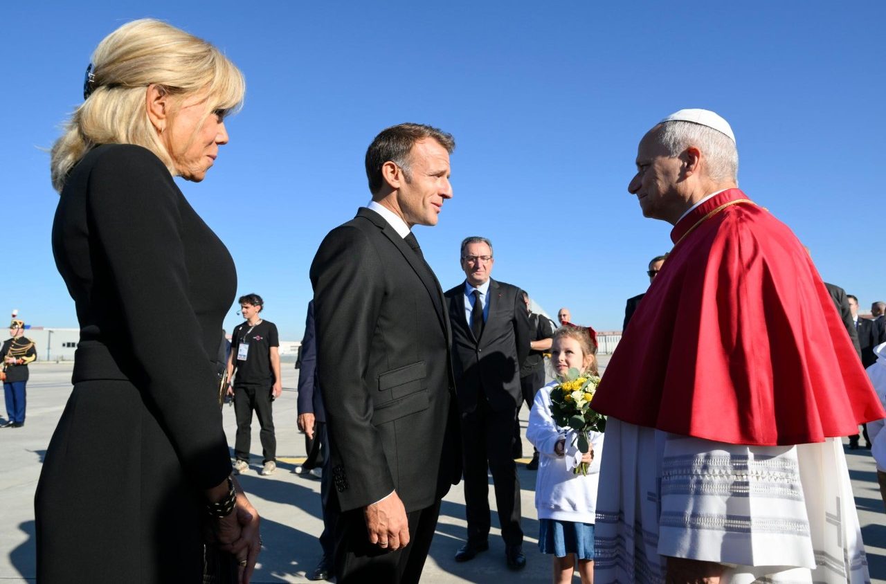 Tổng thống Macron chào đón Đức Thánh Cha tại sân bay và tiếp đón ngài tại Điện Élysée