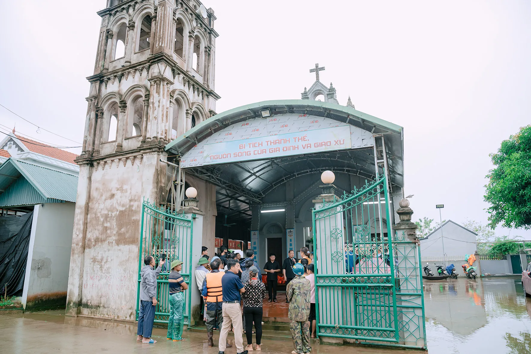 Đức TGM Giuse Vũ Văn Thiên thăm vùng lũ lụt